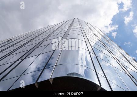 Nuvole che riflettono l'esterno in vetro di One Blackfriars, Londra Inghilterra Regno Unito Foto Stock