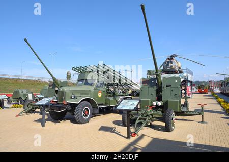 KAMENSK-SHAKHTINSKY, RUSSIA - 04 OTTOBRE 2021: Sistema sovietico a razzo a lancio multiplo BM-13NM e due cannoni anti-aerei S-60 nell'esposizione di Patr Foto Stock