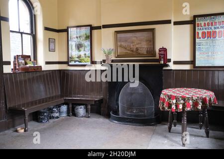 Oakworth, Yorkshire, Regno Unito. La biglietteria e la sala d'attesa presso la stazione ferroviaria di Oakworth sulla linea Oxenhope-Keighley, famosa per il vapore Foto Stock