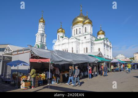 ROSTOV-ON-DON, RUSSIA - 03 OTTOBRE 2021: Vista della Cattedrale della Natività della Beata Vergine Maria dal mercato cittadino in una giornata di ottobre soleggiata Foto Stock