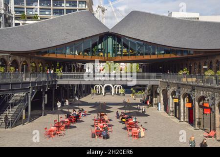 Carbone gocce Yard centro commerciale a King's Cross. Londra, Regno Unito, 15 ottobre 2021. Foto Stock