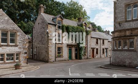 Edifici in pietra, nel villaggio Peak District di Tideswell, Derbyshire, Inghilterra, Regno Unito Foto Stock