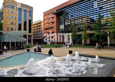 Brindley Place Fountains nel parco e la piazza pubblica, Birmingham, Regno Unito Foto Stock