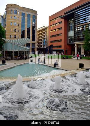 Brindley Place Fountains nel parco e la piazza pubblica, Birmingham, Regno Unito Foto Stock