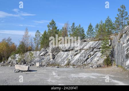 Ottobre giorno di sole in una vecchia cava di marmo. Ruskeala Mountain Park, Karelia Foto Stock