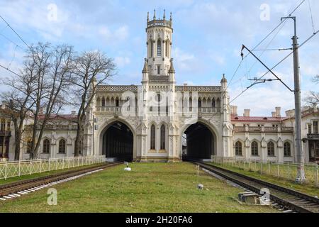 Il vecchio edificio della stazione ferroviaria di New Peterhof il giorno di ottobre. Sobborghi di San Pietroburgo, Russia Foto Stock