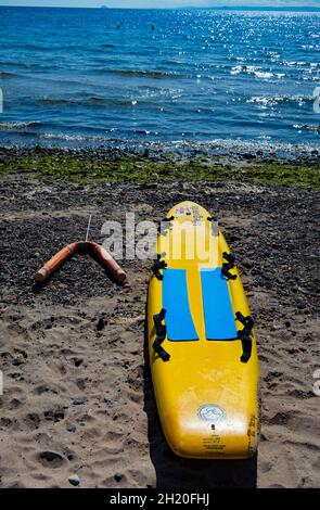 Yellow Rescue surf paddle board sulla spiaggia di Leven Fife Scozia Foto Stock