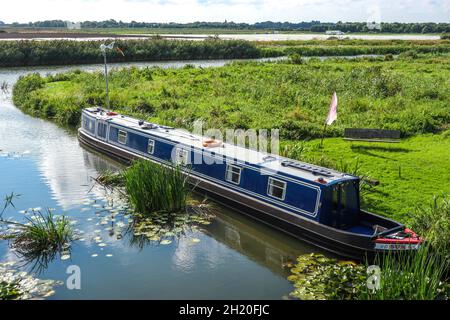 Narrowboat ormeggiato in una parte remota del fiume Great Ouse vicino a Ely Cambridgeshire Inghilterra Foto Stock