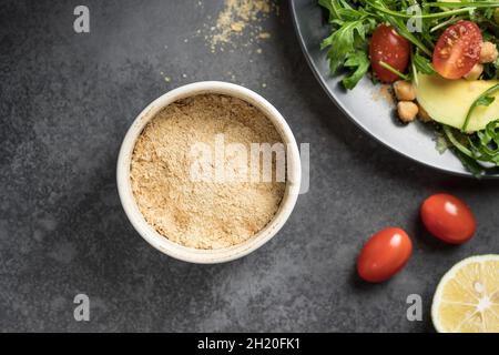 Lieviti nutritivi senza glutine in ciotola di ceramica Foto Stock