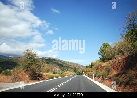 Strada attraverso le montagne della Sierra Nevada, Andalusia, Spagna. Foto Stock