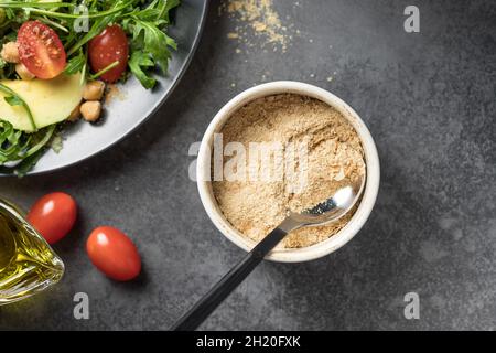 Fiocchi di lievito nutrizionali in un recipiente in ceramica Foto Stock