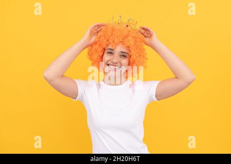 guarda quello che ho. festa di compleanno goer. felice donna divertente in parrucca ricurly e corona. Foto Stock