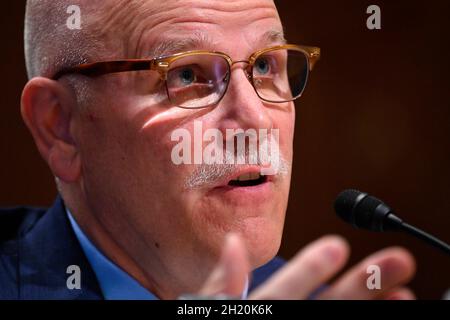 Washington, Vereinigte Staaten. 19 Ott 2021. Chris Magnus testimonia dinanzi al Comitato delle Finanze del Senato la sua nomina a prossimo commissario per le dogane e la protezione dei confini degli Stati Uniti presso il Dirksen Senate Office Building a Capitol Hill a Washington, DC il 19 ottobre 2021. Credit: Mandel Ngan/Pool via CNP/dpa/Alamy Live News Foto Stock