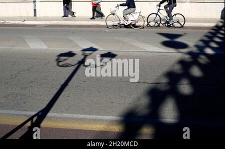 Pescara, Italia. All'ombra del semaforo sul Ponte Risorgimento. Foto Stock