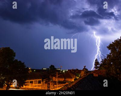Immagine di un fulmine ammirabile e ipnotizzante. Foto Stock