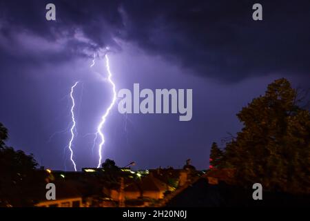 Immagine del tuono fulmine in un piccolo villaggio. Foto Stock