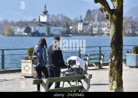 Corona-Krise - veloce menschenleere Esplanade a Gmunden (Bezirk Gmunden, Oberösterreich, Österreich) - crisi di Corona - quasi deserta spianata in GM Foto Stock