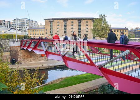 Nuovo ponte pedonale colorato in Piazza Granary, King's Cross. Londra, Regno Unito, 15 ottobre 2021. Foto Stock