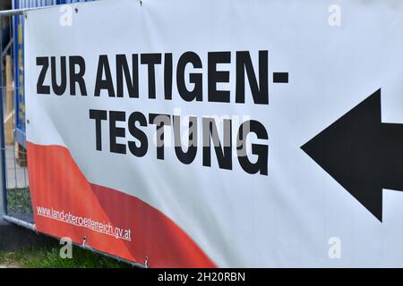 Corona-Teststation des Landes Oberösterreich a Gmunden, Österreich, Europa - Stazione di prova di Corona dello stato dell'Austria superiore a Gmunden, Austria, E. Foto Stock