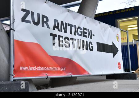 Corona-Teststation des Landes Oberösterreich a Gmunden, Österreich, Europa - Stazione di prova di Corona dello stato dell'Austria superiore a Gmunden, Austria, E. Foto Stock