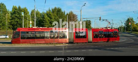 Kazan, Russia. 01 settembre 2021. Il moderno tram cittadino. Un tram di borgogna sulle strade di Kazan, Russia. Il concetto di trasporto urbano moderno Foto Stock