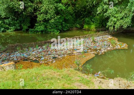 Sconfiggi l'inquinamento plastico con bottiglie di plastica di pulizia plastica inquinamento della vita del fiume Foto Stock