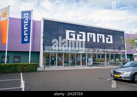 Mercato delle costruzioni 'gamma' con parcheggio Foto Stock