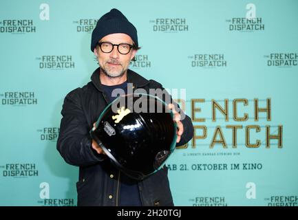 Berlino, Germania. 19 Ott 2021. Lucas Gregorowicz viene alla proiezione speciale di 'The French Dispatch' presso Kino International. Credit: Annette Riedl/dpa/Alamy Live News Foto Stock