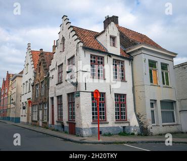 Strada con pittoresche case tradizionali in stile medievale nel centro storico di Bruges, Belgio Foto Stock