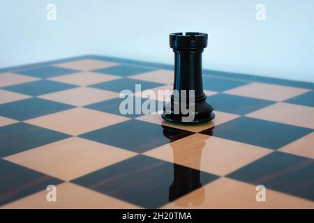 Scacchiera nera su una scacchiera, simbolo di una torre di forza Foto Stock