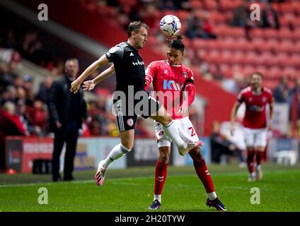 Sean Clare di Charlton Athletic (a destra) e Sean McConville di Accrington Stanley combattono per la palla durante la partita della Sky Bet League uno alla Valley, Londra. Data foto: Martedì 19 ottobre 2021. Foto Stock