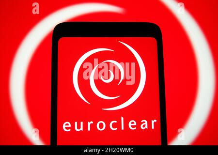 Ucraina. 19 Ott 2021. In questa figura, il logo Euroclear viene visualizzato sullo schermo di uno smartphone. (Foto di Pavlo Gonchar/SOPA Images/Sipa USA) Credit: Sipa USA/Alamy Live News Foto Stock