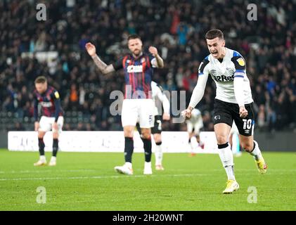 Tom Lawrence (a destra) della contea di Derby festeggia il primo obiettivo del gioco del suo lato, mentre Sonny Bradley (al centro) di Luton Town sembra abbattuto durante la partita del campionato Sky Bet al Pride Park di Derby. Data foto: Martedì 19 ottobre 2021. Foto Stock