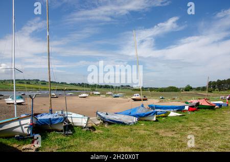 Barche ormeggiate a bassa marea, estuario di Alnmouth, Northumberland, Regno Unito. Foto Stock