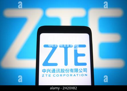 Ucraina. 19 Ott 2021. In questa figura, il logo ZTE Corporation viene visualizzato sullo schermo di uno smartphone e di un pc. (Credit Image: © Pavlo Gonchar/SOPA Images via ZUMA Press Wire) Foto Stock