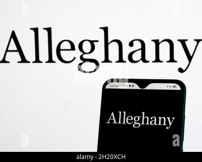 Ucraina. 19 Ott 2021. In questa foto, il logo di Alleghany Corporation è visualizzato sullo smartphone e sullo sfondo. (Credit Image: © Igor Golovniov/SOPA Images via ZUMA Press Wire) Foto Stock