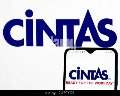 Ucraina. 19 Ott 2021. In questa figura, il logo Cintas Corporation viene visualizzato su uno smartphone e sullo sfondo. (Credit Image: © Igor Golovniov/SOPA Images via ZUMA Press Wire) Foto Stock