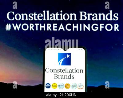 Ucraina. 19 Ott 2021. In questa illustrazione, il logo Constellation Brands, Inc. È visualizzato su uno smartphone e sullo sfondo. (Foto di Igor Golovniov/SOPA Images/Sipa USA) Credit: Sipa USA/Alamy Live News Foto Stock