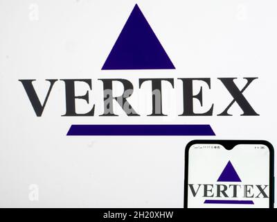 Ucraina. 19 Ott 2021. In questa illustrazione, il logo Vertex Pharmaceuticals, Inc. È visualizzato su uno smartphone e sullo sfondo. (Foto di Igor Golovniov/SOPA Images/Sipa USA) Credit: Sipa USA/Alamy Live News Foto Stock