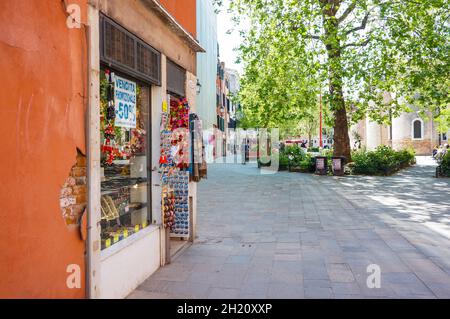 VENEZIA, ITALIA - 02 maggio 2016: L'ingresso al negozio di articoli da regalo con cartello d'offerta in centro città Foto Stock