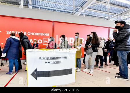 Non esclusiva: Una donna ottiene un colpo di vaccino contro Covid-19 in un punto di vaccinazione di massa nei locali di un centro commerciale, Zaporizhzhia, Southea Foto Stock