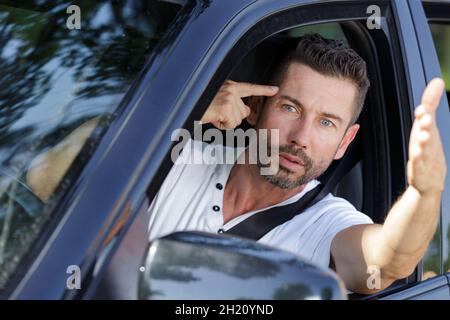 conducente stressato e arrabbiato nella sua auto Foto Stock