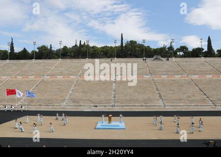 Atene, Grecia. 19 Ott 2021. Le Attrici si esibiscono durante la cerimonia di consegna della fiamma olimpica per i Giochi Olimpici invernali di Pechino 2022 allo Stadio Panathenaico di Atene, Grecia, 19 ottobre 2021. Credit: Zheng Huansong/Xinhua/Alamy Live News Foto Stock