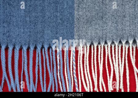 Foulard di controllo frange. Sciarpa calda di controllo larga. Primo piano in cashmere palatina. Il tessuto è caldo con i fili vista dall'alto. Foto Stock
