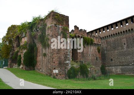 Rovine di una parete esterna del Castello Sforzesco in una giornata buia. Foto Stock