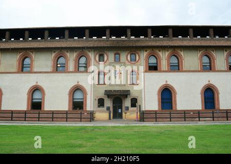 Cortile interno delle mura e torre d'angolo rotonda nel Castello Sforzesco. Foto Stock