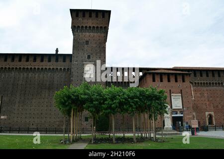 Mura interne e torre nel Castello Sforzesco in una giornata buia. Foto Stock