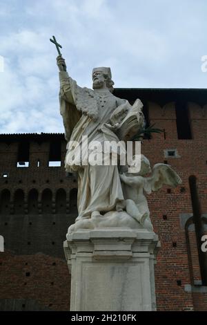 Statua di San Giovanni di Nepomuk presso la parete interna e la torre nel Castello Sforzesco. Foto Stock