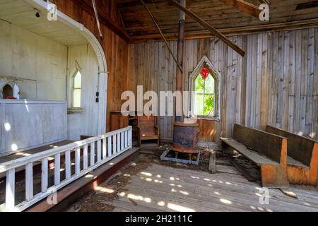 Interno di una vecchia chiesa abbandonata situata sulla Okanagan Indian Band vicino a Vernon, British Columbia, Canada. Foto Stock