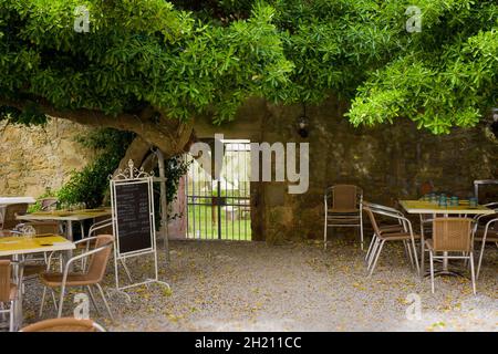 La città etrusca di Populonia conosciuta per le necropoli, le antiche rovine, il castello e il mare Foto Stock